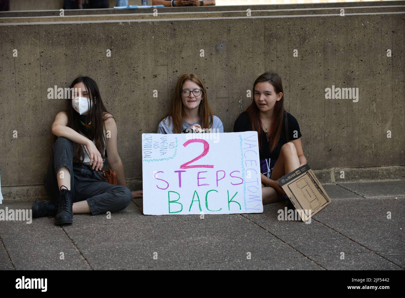 Dallas, Texas, USA. 29.. Juni 2022. Eine Sammlung von Fotos der einzigartigen Poster und Hemden, die bei der Dallas Reproductive Rights Rally, Dallas City Hall, 29.. Juni 2022, zu sehen waren (Foto: © AVI Adelman/ZUMA Press Wire) Stockfoto