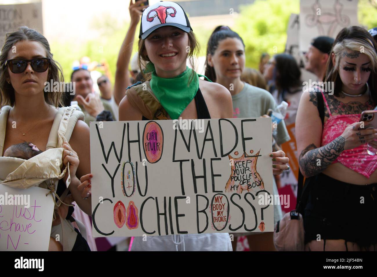 Dallas, Texas, USA. 29.. Juni 2022. Eine Sammlung von Fotos der einzigartigen Poster und Hemden, die bei der Dallas Reproductive Rights Rally, Dallas City Hall, 29.. Juni 2022, zu sehen waren (Foto: © AVI Adelman/ZUMA Press Wire) Stockfoto