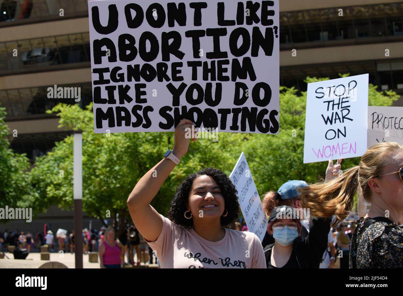 Dallas, Texas, USA. 29.. Juni 2022. Eine Sammlung von Fotos der einzigartigen Poster und Hemden, die bei der Dallas Reproductive Rights Rally, Dallas City Hall, 29.. Juni 2022, zu sehen waren (Foto: © AVI Adelman/ZUMA Press Wire) Stockfoto