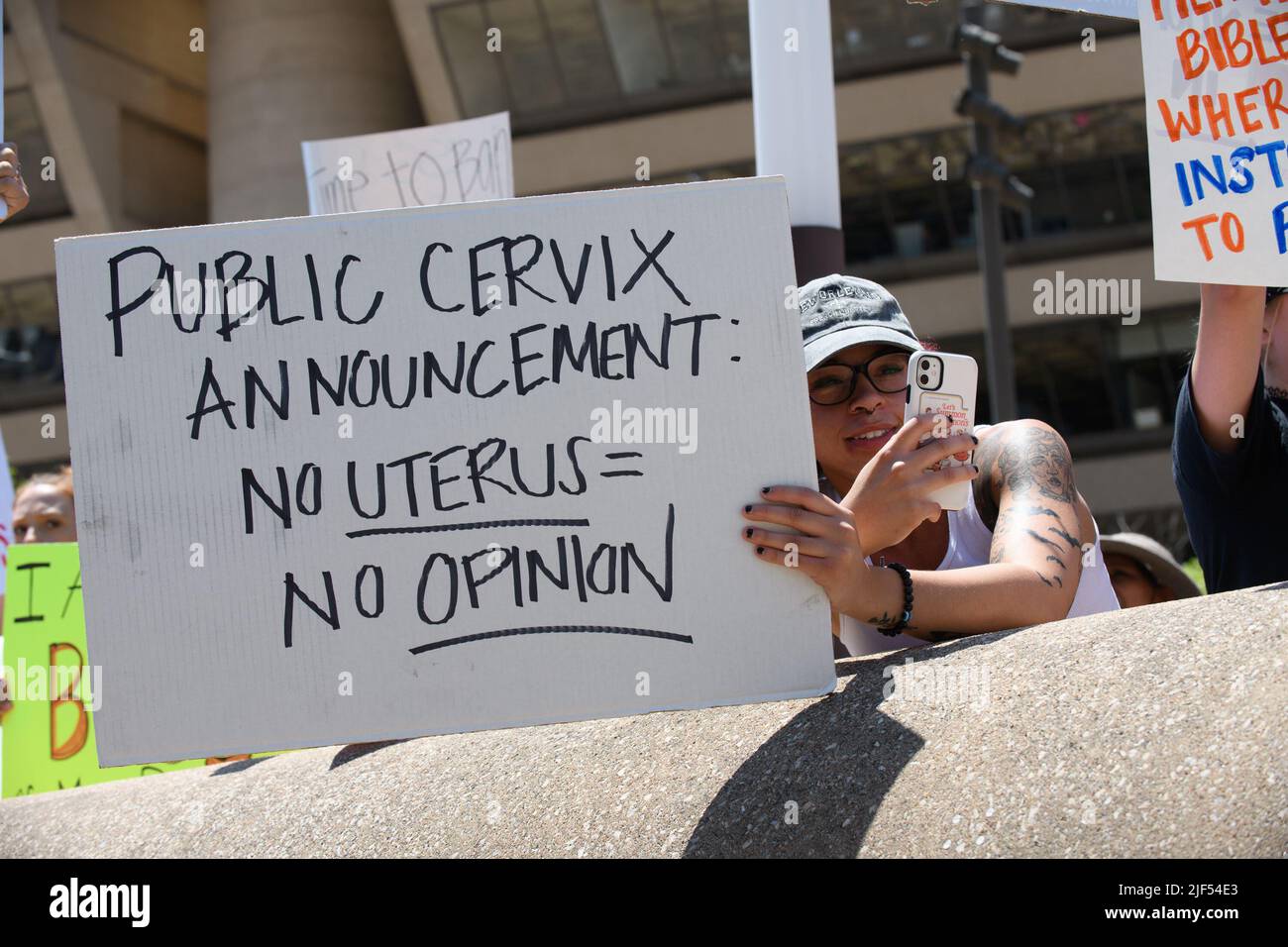 Dallas, Texas, USA. 29.. Juni 2022. Eine Sammlung von Fotos der einzigartigen Poster und Hemden, die bei der Dallas Reproductive Rights Rally, Dallas City Hall, 29.. Juni 2022, zu sehen waren (Foto: © AVI Adelman/ZUMA Press Wire) Stockfoto