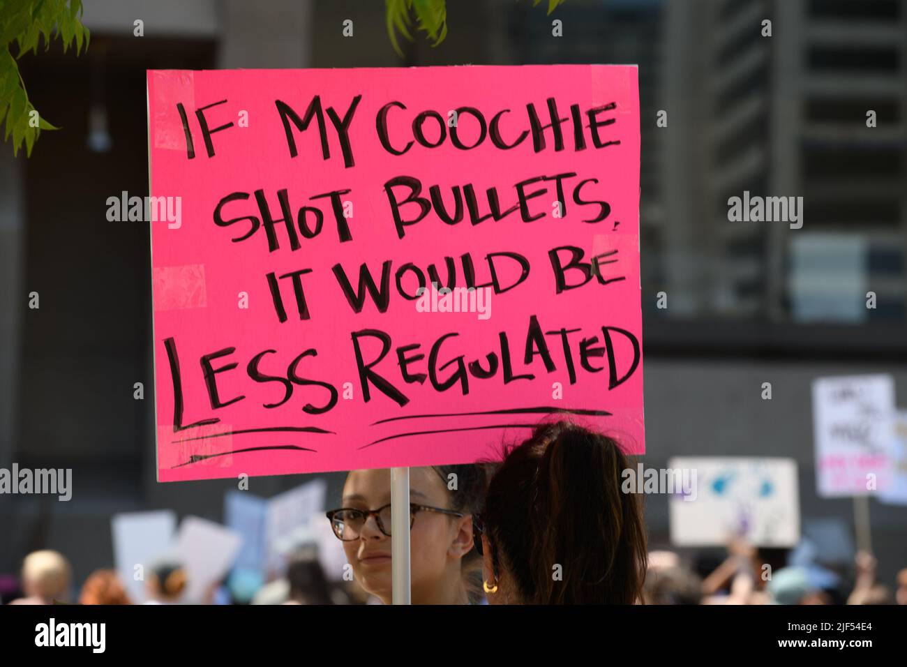 Dallas, Texas, USA. 29.. Juni 2022. Eine Sammlung von Fotos der einzigartigen Poster und Hemden, die bei der Dallas Reproductive Rights Rally, Dallas City Hall, 29.. Juni 2022, zu sehen waren (Foto: © AVI Adelman/ZUMA Press Wire) Stockfoto
