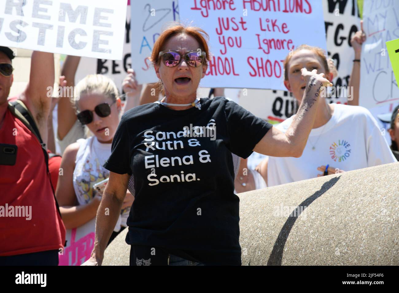 Dallas, Texas, USA. 29.. Juni 2022. Eine Sammlung von Fotos der einzigartigen Poster und Hemden, die bei der Dallas Reproductive Rights Rally, Dallas City Hall, 29.. Juni 2022, zu sehen waren (Foto: © AVI Adelman/ZUMA Press Wire) Stockfoto