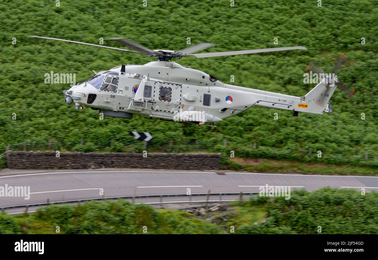Die Royal Netherlands Navy fliegt dort NH90 den Mach Loop in wales. In N318 Flugzeugen. Das Flugzeug befindet sich derzeit bei RNAS Culdrose. Stockfoto