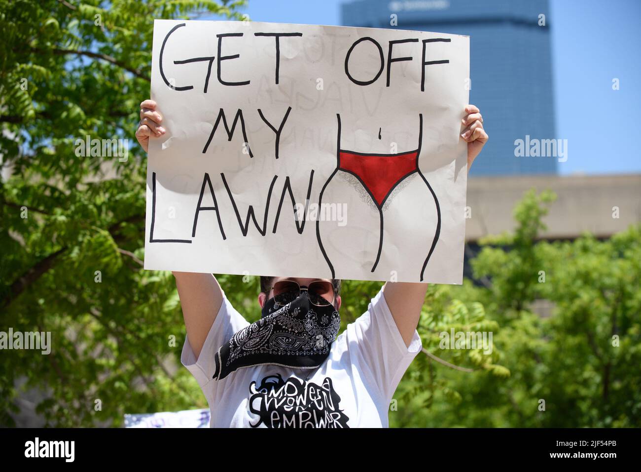 Dallas, Texas, USA. 29.. Juni 2022. Eine Sammlung von Fotos der einzigartigen Poster und Hemden, die bei der Dallas Reproductive Rights Rally, Dallas City Hall, 29.. Juni 2022, zu sehen waren (Foto: © AVI Adelman/ZUMA Press Wire) Stockfoto