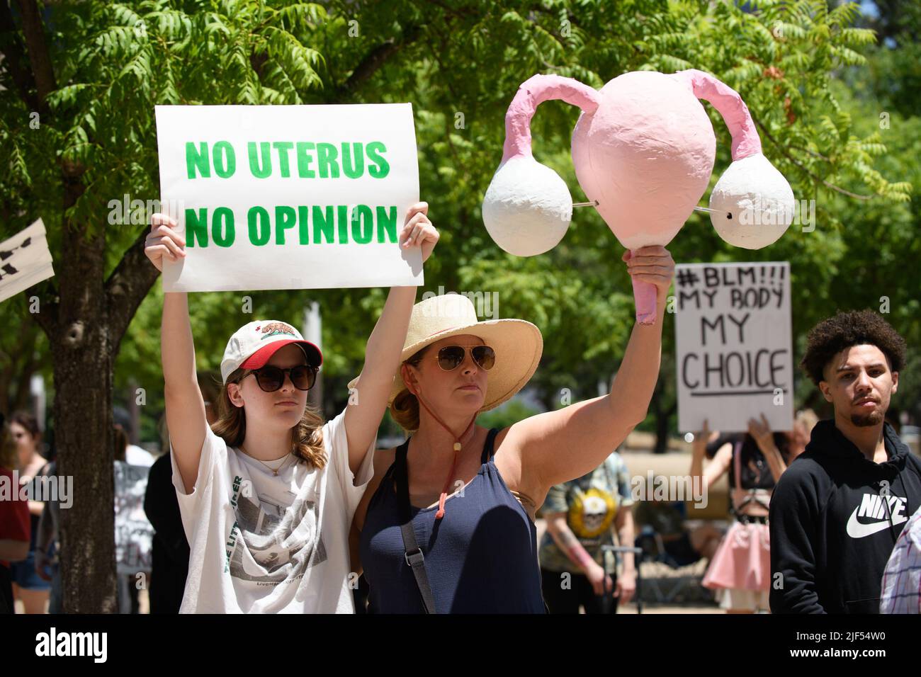 Dallas, Texas, USA. 29.. Juni 2022. Eine Sammlung von Fotos der einzigartigen Poster und Hemden, die bei der Dallas Reproductive Rights Rally, Dallas City Hall, 29.. Juni 2022, zu sehen waren (Foto: © AVI Adelman/ZUMA Press Wire) Stockfoto