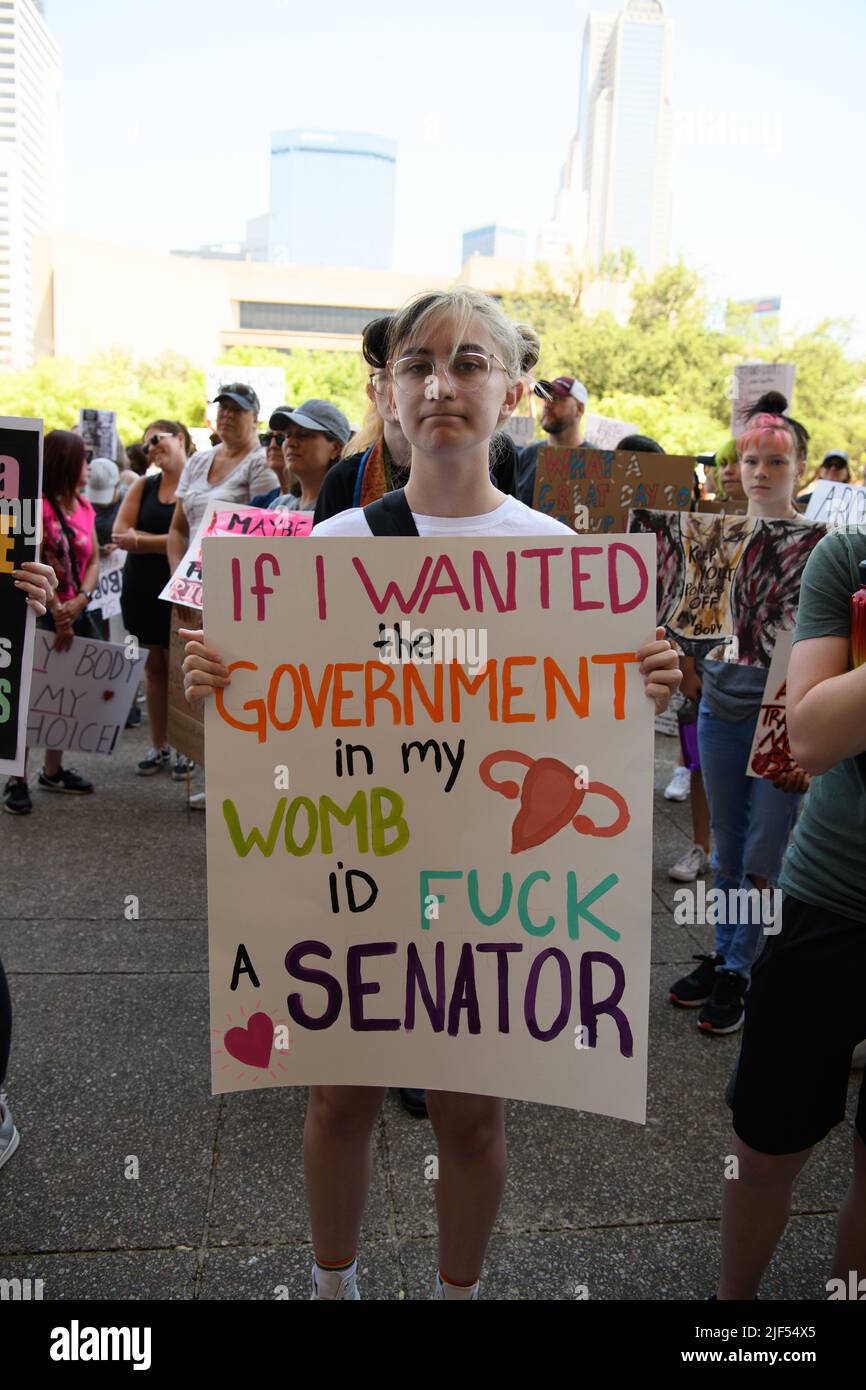 Dallas, Texas, USA. 29.. Juni 2022. Eine Sammlung von Fotos der einzigartigen Poster und Hemden, die bei der Dallas Reproductive Rights Rally, Dallas City Hall, 29.. Juni 2022, zu sehen waren (Foto: © AVI Adelman/ZUMA Press Wire) Stockfoto
