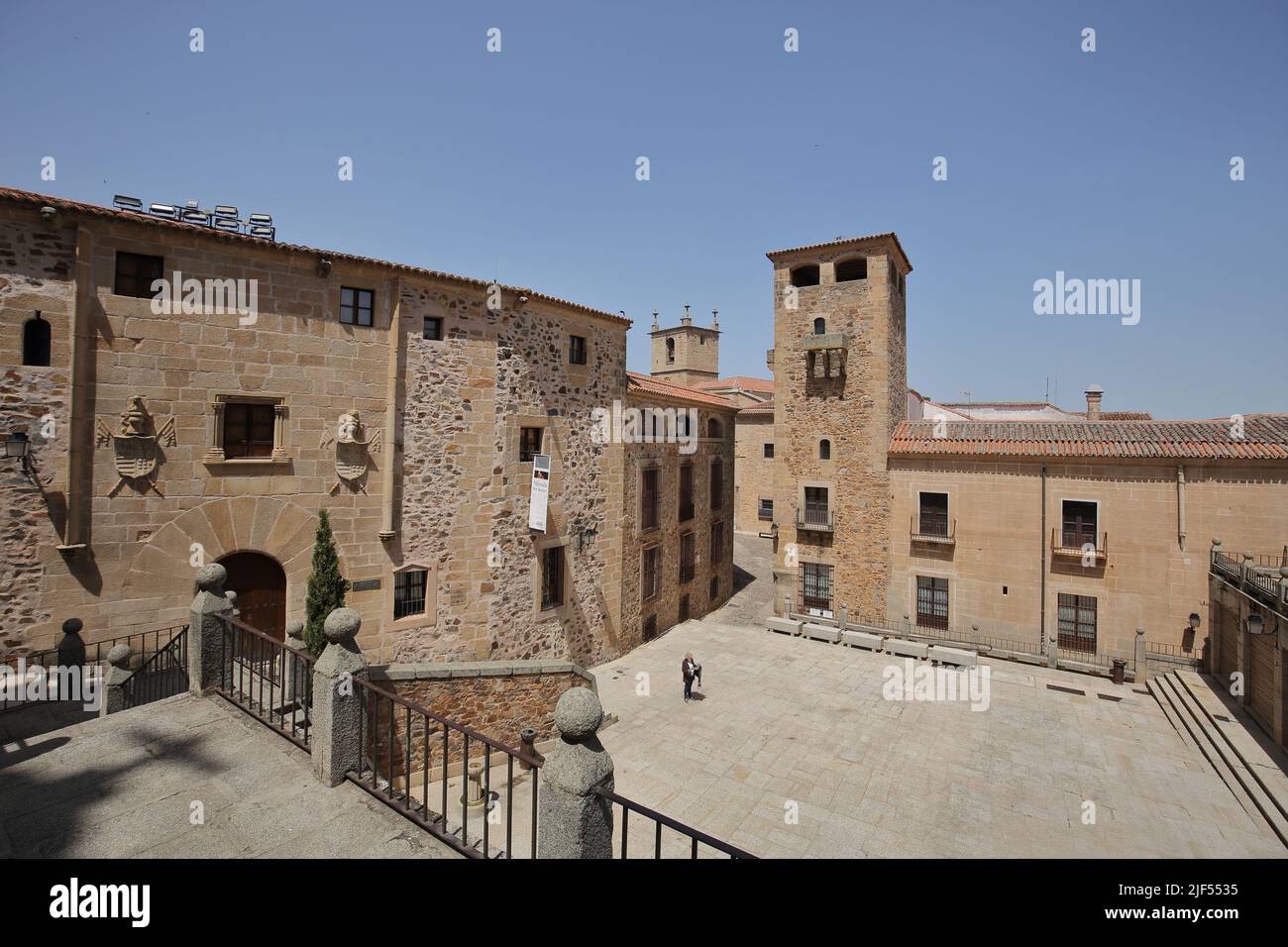 Blick auf die Plaza de San Jorge mit dem Gebäude Casa Palacio de los Becerra in der UNESCO-Altstadt von Caceres, Extremadura, Spanien Stockfoto