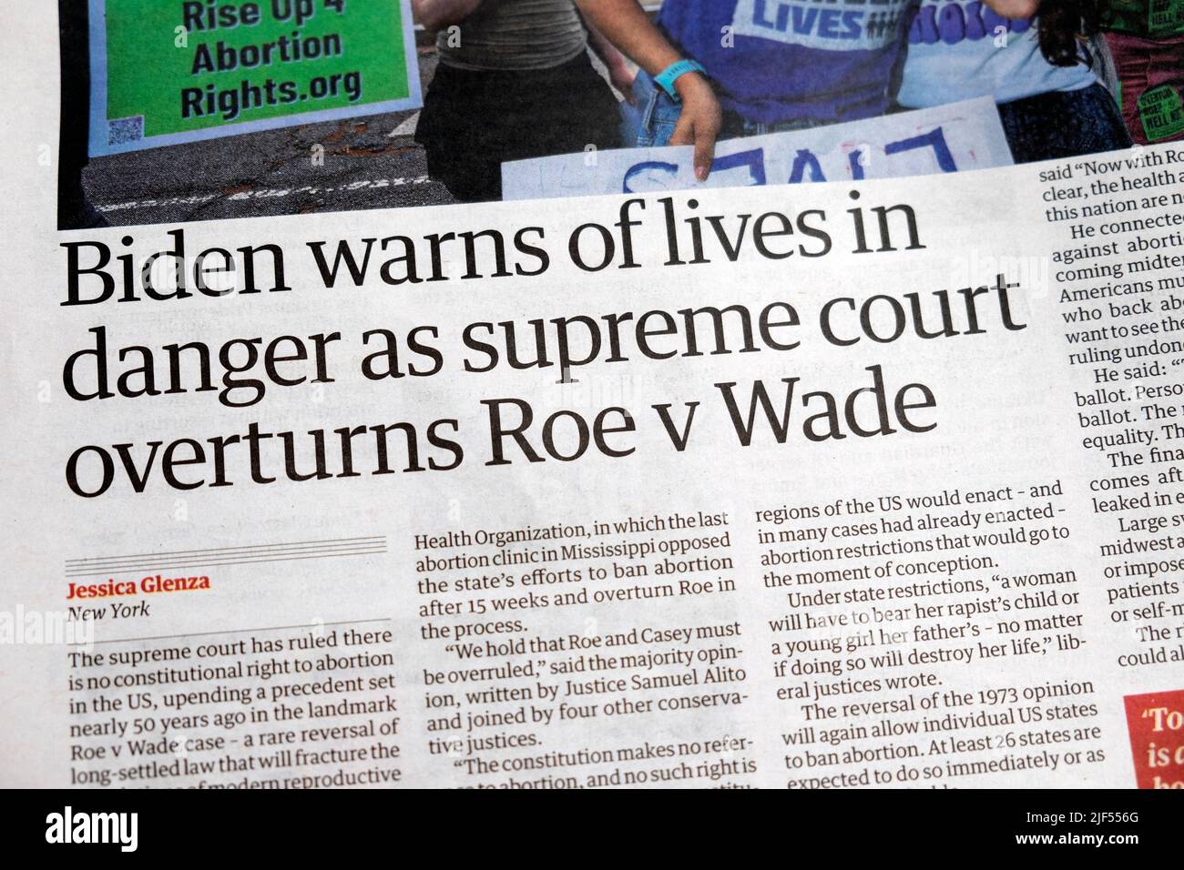 Präsident Joe 'Biden warnt vor Leben in Gefahr, während das Oberste Gericht Roe gegen Wade umkippt' Guardian-Zeitung titelt Artikel des US-Abtreibungsgesetzes in London, Großbritannien Stockfoto