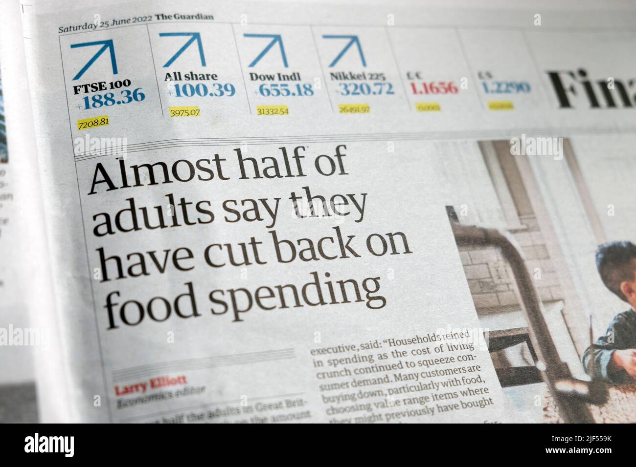 „Fast die Hälfte der Erwachsenen gibt an, dass sie ihre Lebensmittelausgaben zurückgesenkt haben“, titelt die Zeitung Guardian Financial, die Kosten für die Lebenshaltungskrise am 25. Juni 2022 in Großbritannien Stockfoto