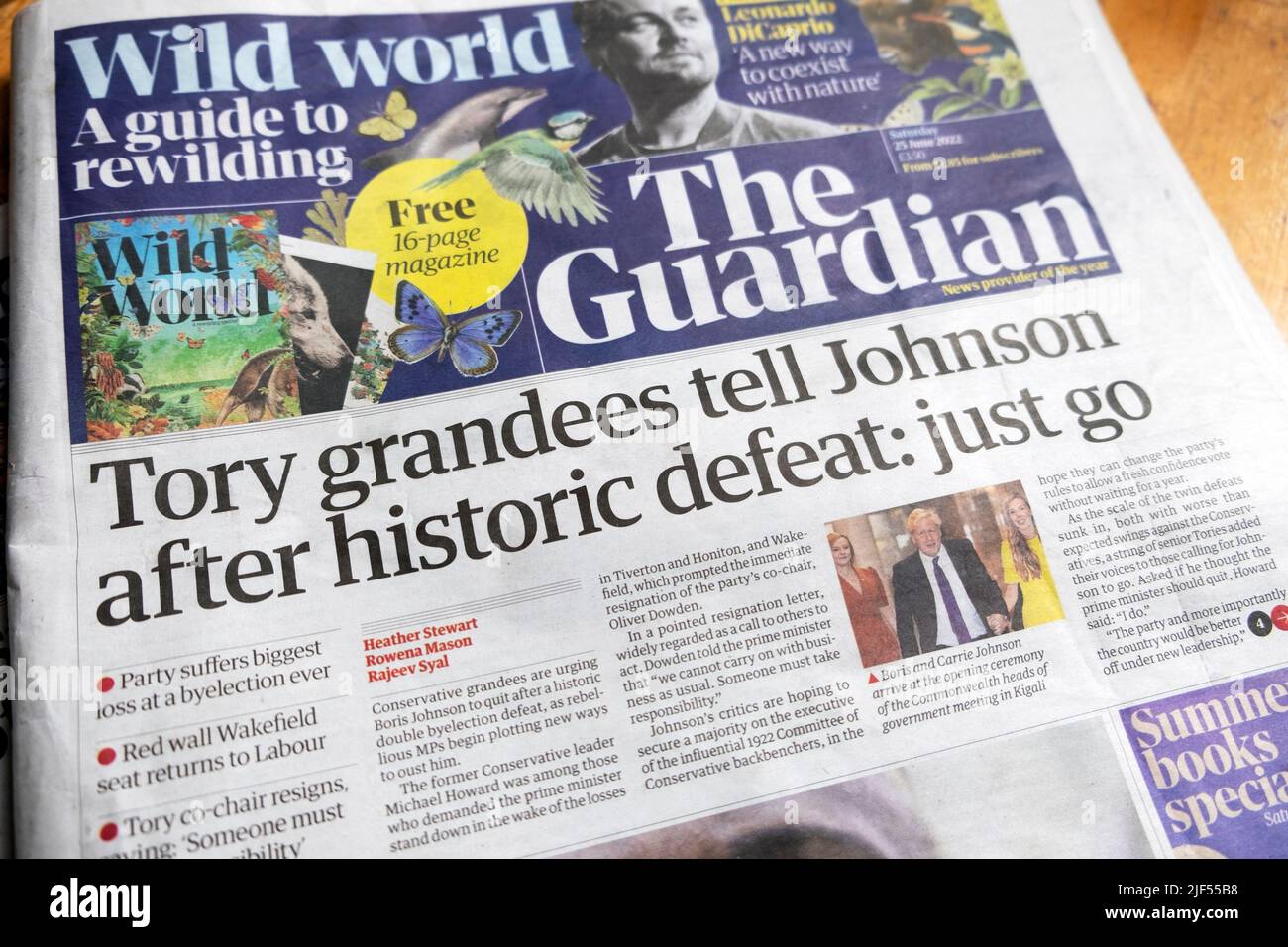 „Tory-Granden sagen Johnson nach historischer Niederlage: Einfach gehen“ Schlagzeile der Guardian-Zeitung Michael Howard Boris Johnson Titelseite 25. Juni 2022 Großbritannien Stockfoto
