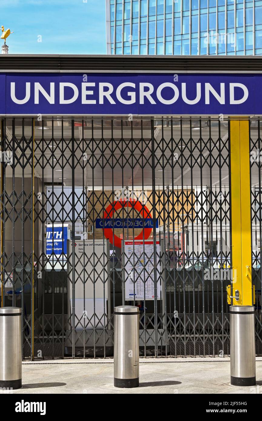 London, England - 21. Juni 2022: Der Eingang zur Londoner U-Bahn-Station in Victoria ist wegen eines Eisenbahnstreiks geschlossen Stockfoto