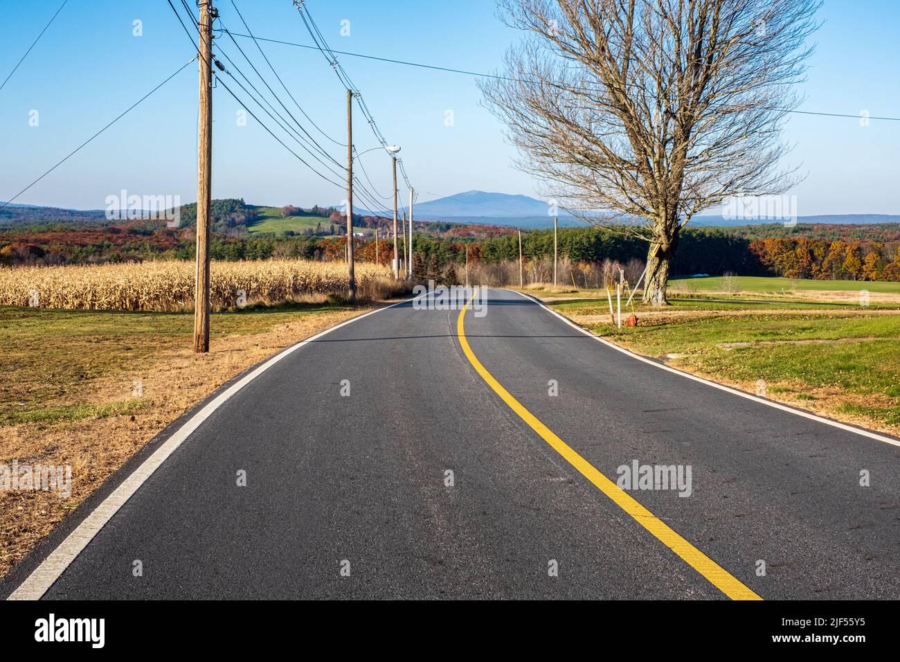 Highway in Massachusetts - Mount Monadnock im Hintergrund Stockfoto