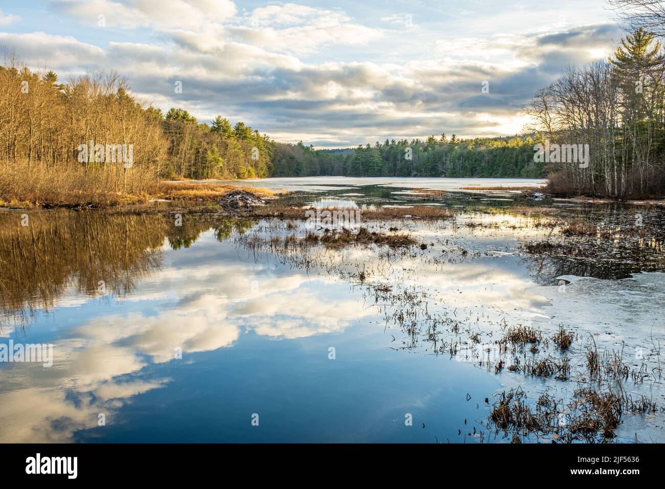 Ein Spätherbsttag am Stone Bridge Pond in Templeton, Massachusetts Stockfoto