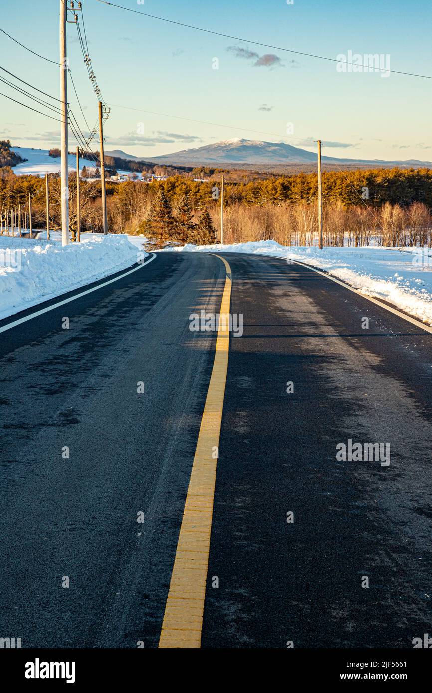 Highway in Massachusetts im Winter - Mount Monadnock im Hintergrund Stockfoto