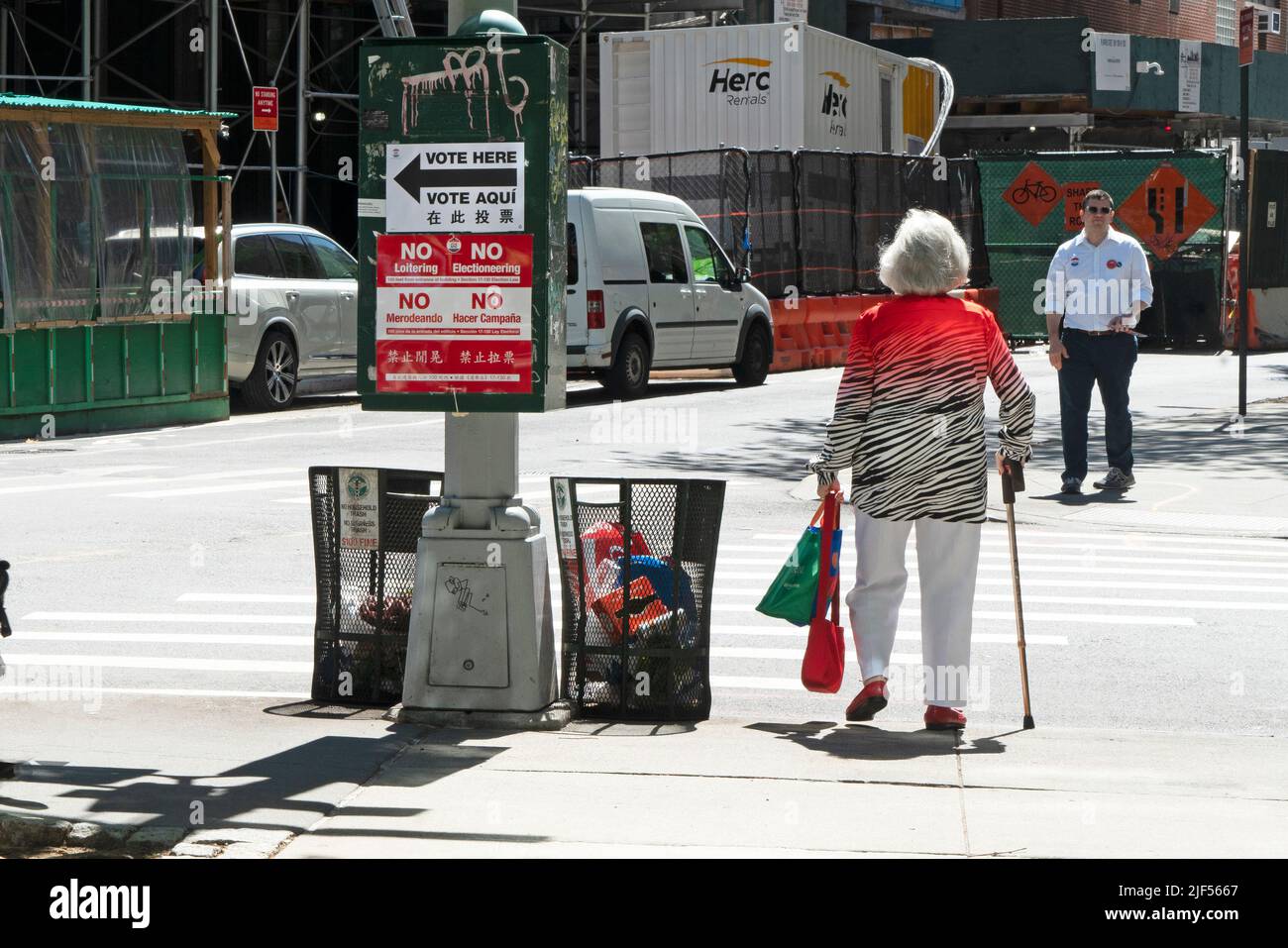 An einer Kreuzung in Tribeca wiesen Schilder den Weg zu einem nahe gelegenen Wahllokal am Primary Election Day in New York City. 28. Juni 2022. Stockfoto