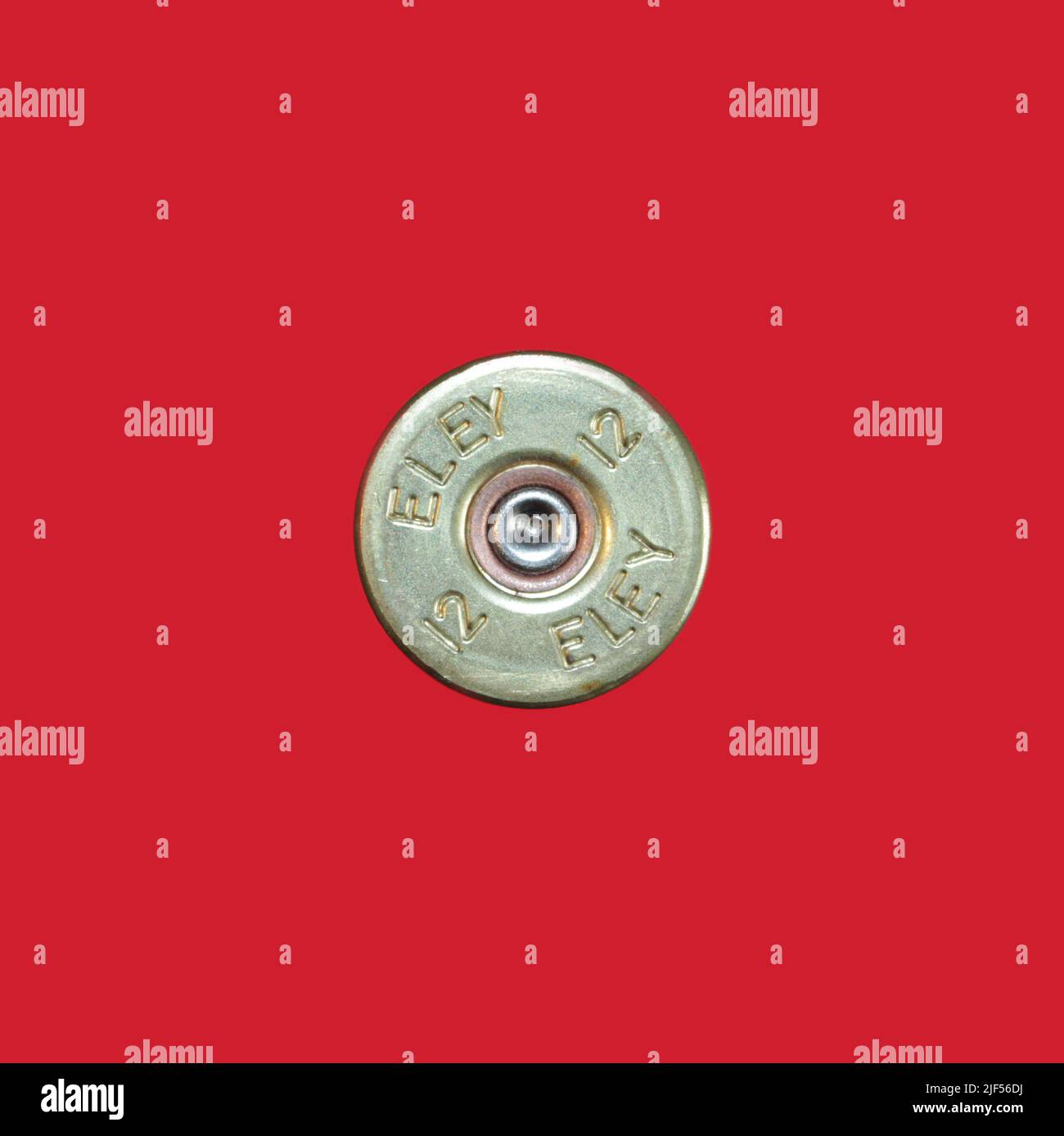 Shotgun Shell-Ende auf rotem Hintergrund Stockfoto