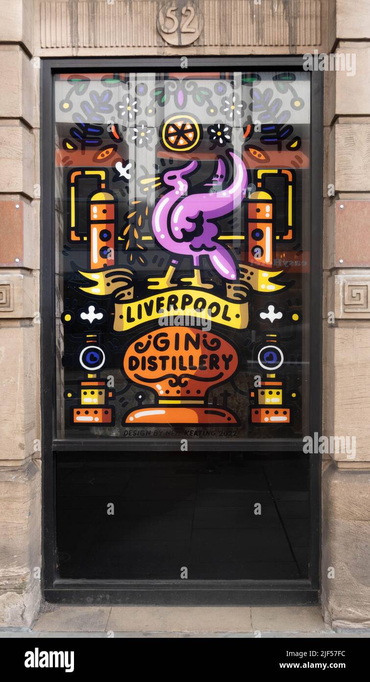 Farbenfrohe Schaufenster in der Liverpool Gin Distillery in der Castle Street, Liverpool Stockfoto