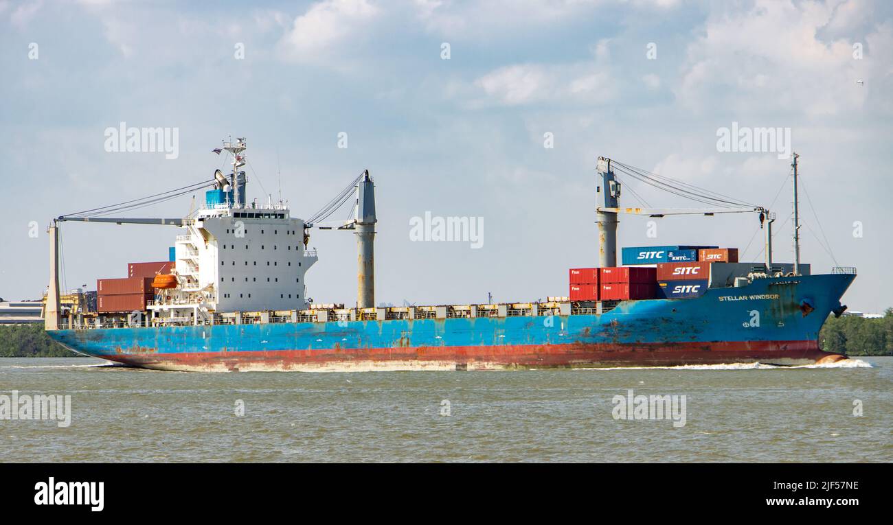 SAMUT PRAKAN, THAILAND, APR 01 2022, das Schiff Typ Container Schiff STELLAR WINDSOR mit Containern Segel aus dem Chao Phraya River geladen Stockfoto