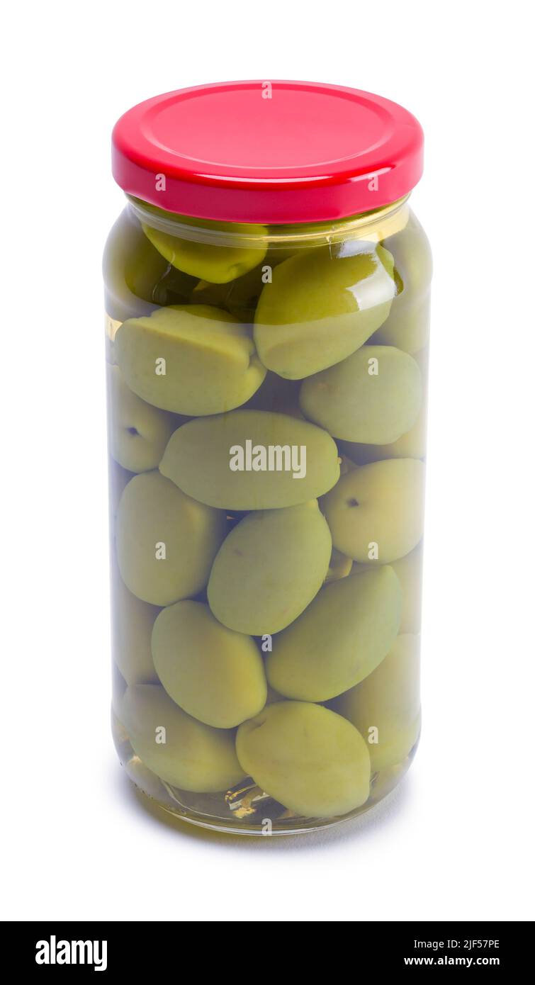 Hohes Glas grüner Oliven auf Weiß ausgeschnitten. Stockfoto