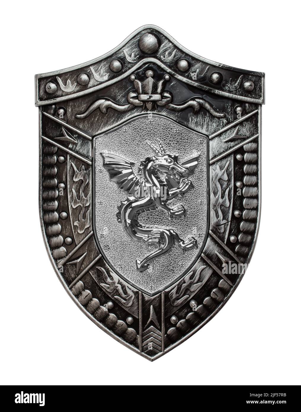Rüstung des Knights Schild mit einem Drachen, der auf Weiß ausgeschnitten ist. Stockfoto