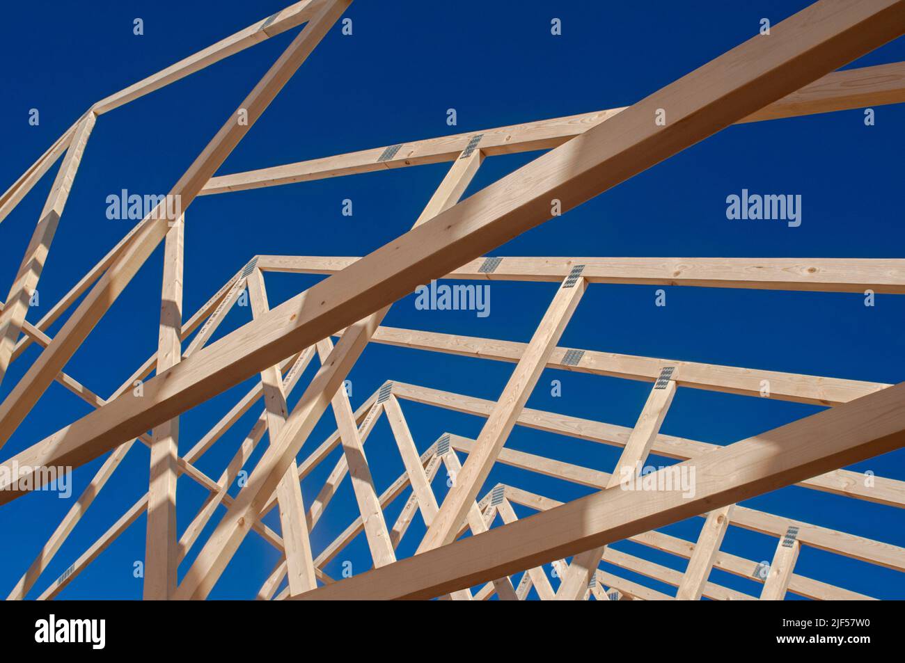 Dachbinder und Dachsparren im neuen Wohnungsbau Stockfoto