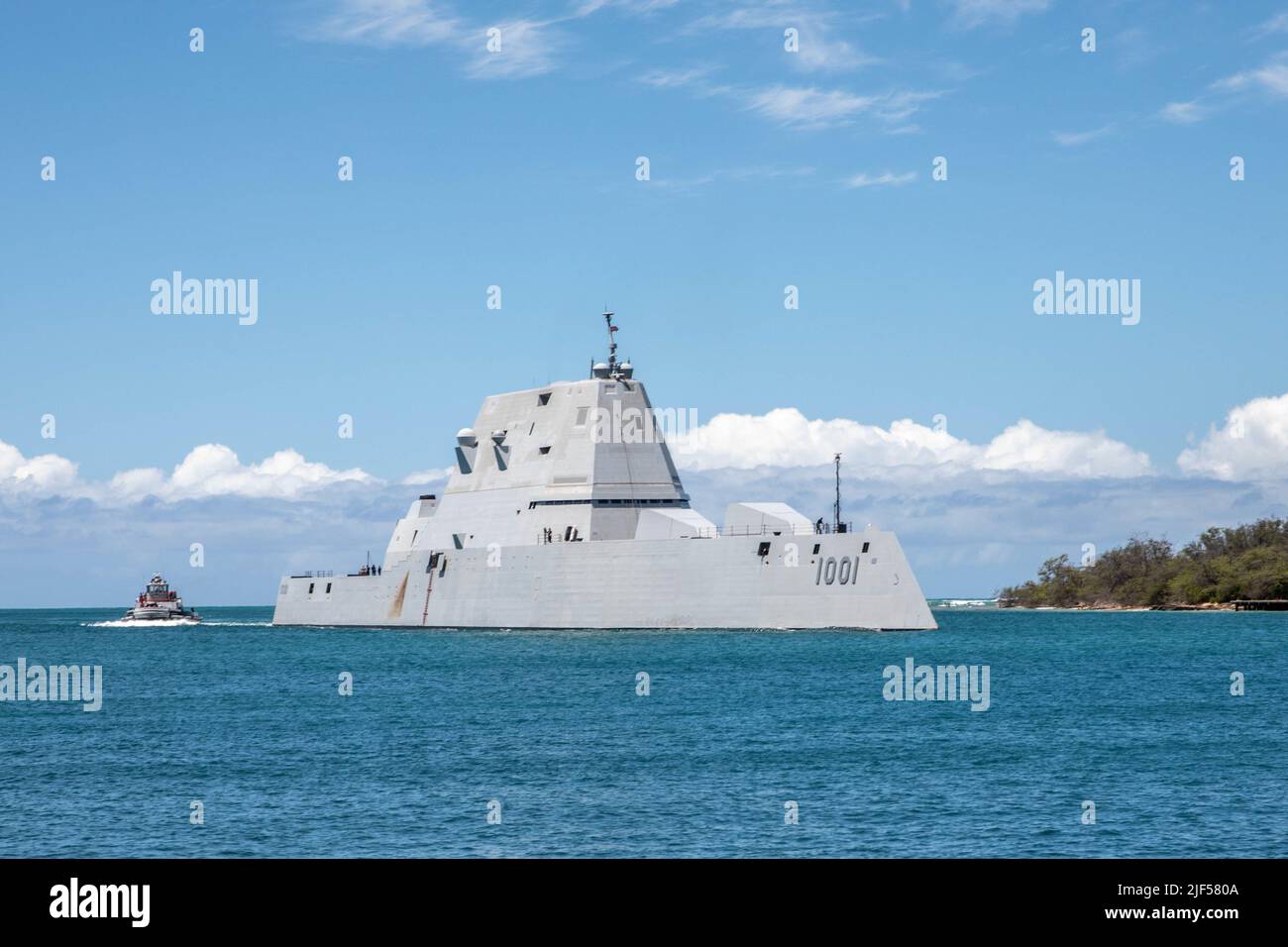 PEARL HARBOR (28. Juni 2022) – USS Michael Monsoor (DDG 1001) der Klasse Zumwalt erreicht die Joint Base Pearl Harbor-Hickam, um an Rim of the Pacific (RIMPAC) 2022 teilzunehmen. 26 Nationen, 38 Schiffe, vier U-Boote, mehr als 170 Flugzeuge und 25.000 Mitarbeiter nehmen vom 29. Juni bis zum 4. August an RIMPAC in und um die Hawaii-Inseln und Südkalifornien Teil. RIMPAC, die weltweit größte internationale maritime Übung, bietet eine einzigartige Ausbildungsmöglichkeit und fördert und pflegt kooperative Beziehungen zwischen den Teilnehmern, die für die Gewährleistung des saf von entscheidender Bedeutung sind Stockfoto