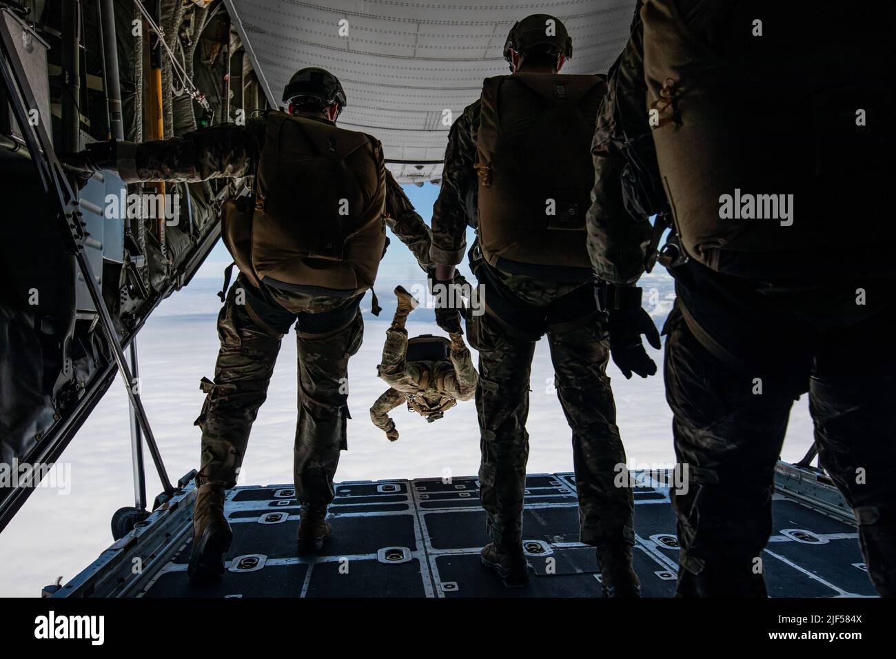 US Special Operations Militärmitglieder, bestehend aus U.S. Special Operations Command Europe, U.S. Special Operations Command Africa und 1-10 Special Forces Group, springen während eines militärischen freien Sturzes über Le Mont Saint Michel, Frankreich, vom 9. Juni 2022 von der Rampe eines Flugzeugs der Ohio Air National Guard C-130. Diese Luftoperation erfolgt in Zusammenarbeit mit französischen und US-Alliierten, um starke Verbindungen und eine klare Kommunikation zwischen NATO-Verbündeten zu stärken. (USA Armeefoto von Sgt. Hannah Hawkins) Stockfoto