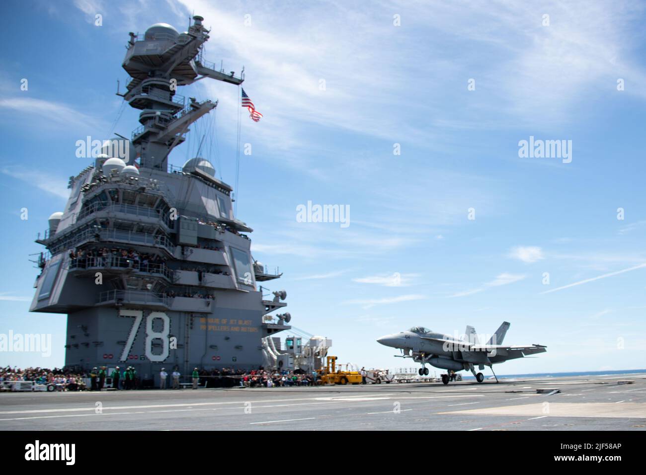 Matrosen und ihre Familien und Freunde beobachten die Erholung der USS Gerald R. Ford (CVN 78) 10.00000. vom Flugdeck, 25. Juni 2022. Freunde und Familienmitglieder wurden an Bord von Ford eingeladen, einen Tag im Leben eines Seemanns auf See hautnah zu erleben. (USA Navy Foto von Mass Communications Specialist 2. Class Jackson Adkins) Stockfoto