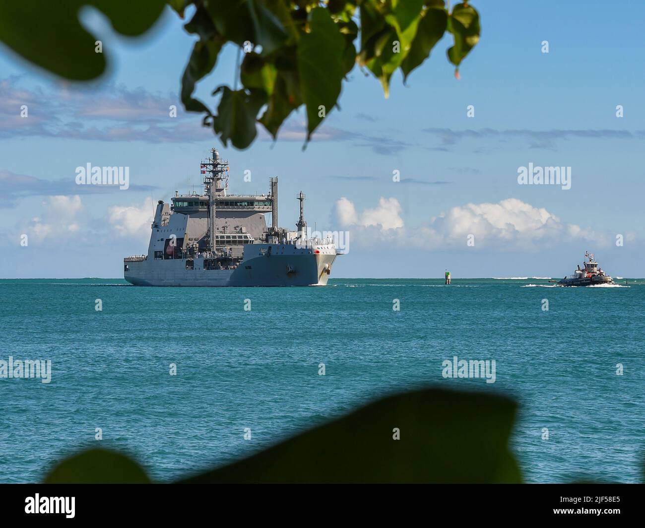 220628-N-EE352-1021 PEARL HARBOR (28. Juni 2022) – das Hilfsölnachfüllungsschiff HMNZS Aotearoa (A 11) der Royal New Zealand Navy kommt auf der Joint Base Pearl Harbor-Hickam an, um am 28. Juni an der RIMPAC 2022 teilzunehmen. 26 Nationen, 38 Schiffe, vier U-Boote, mehr als 170 Flugzeuge und 25.000 Mitarbeiter nehmen vom 29. Juni bis zum 4. August an RIMPAC in und um die Hawaii-Inseln und Südkalifornien Teil. RIMPAC, die weltweit größte internationale maritime Übung, bietet eine einzigartige Ausbildungsmöglichkeit und fördert und pflegt die kooperativen Beziehungen zwischen den PA Stockfoto