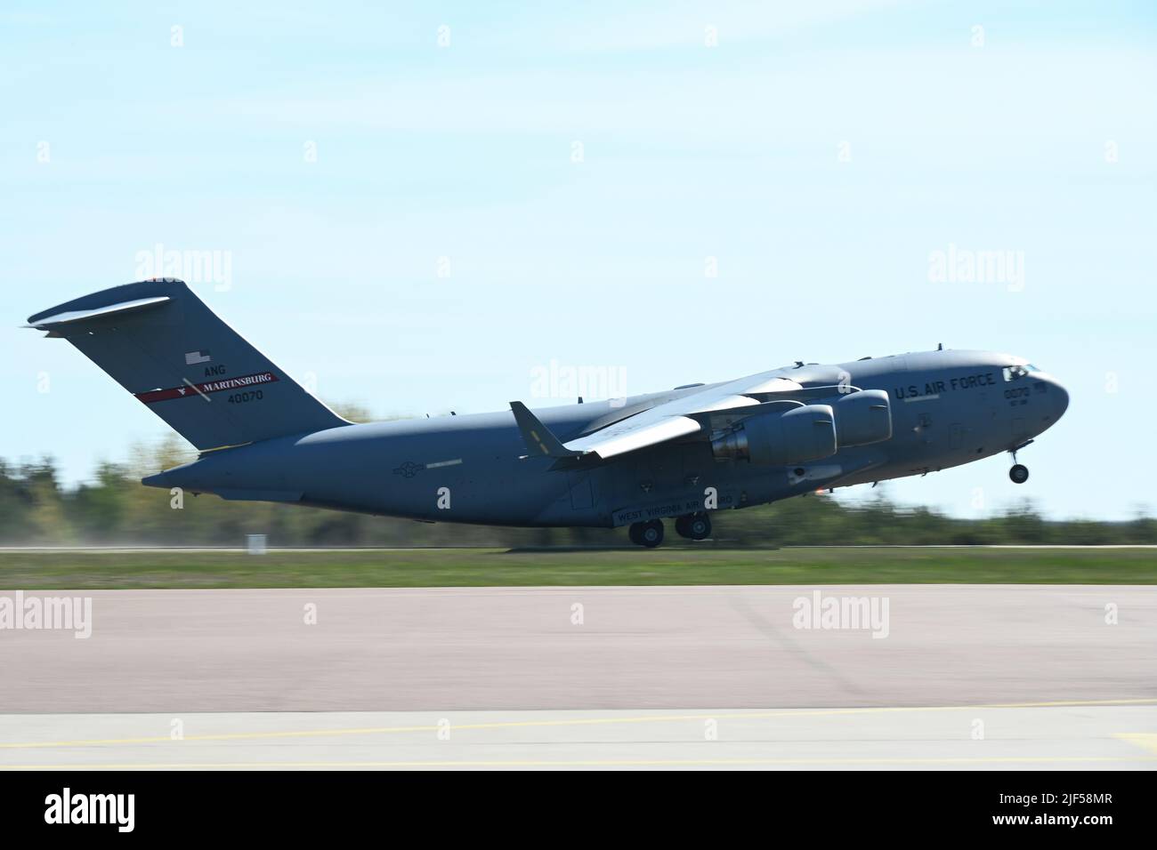 Ein C-17 Globemaster III-Flugzeug, das dem Luftlift-Flügel 167., der West Virginia Air National Guard, zugewiesen wurde, hebt vom Flughafen Kuressaare ab und befördert Fracht und Passagiere, die die Übung Defender 22 am 23. Mai 2022 in Saaremaa, Estland, unterstützen. DEFENDER-Europe 22 ist eine multinationale Trainingsübung, die die Fähigkeit von USAREUR-AF demonstrieren soll, die US-basierte Kampfkraft in Osteuropa schnell über mehrere Theater hinweg zur Unterstützung der NATO und der Nationalen Verteidigungsstrategie zu bündeln sowie die Fähigkeiten des Gastgeberlandes zu nutzen, um die operative Reichweite von USAREUR-AF zu erhöhen. (USA Air National Guard Stockfoto