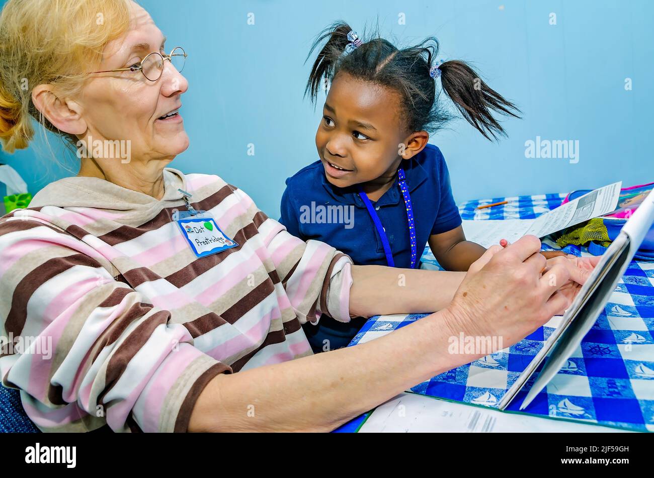 Ein ehrenamtlicher Tutor arbeitet mit einem Kindergartner in einem Nachschullaufwerk am 28. Februar 2013 in Columbus, Mississippi, an Sichtungsworten. Stockfoto