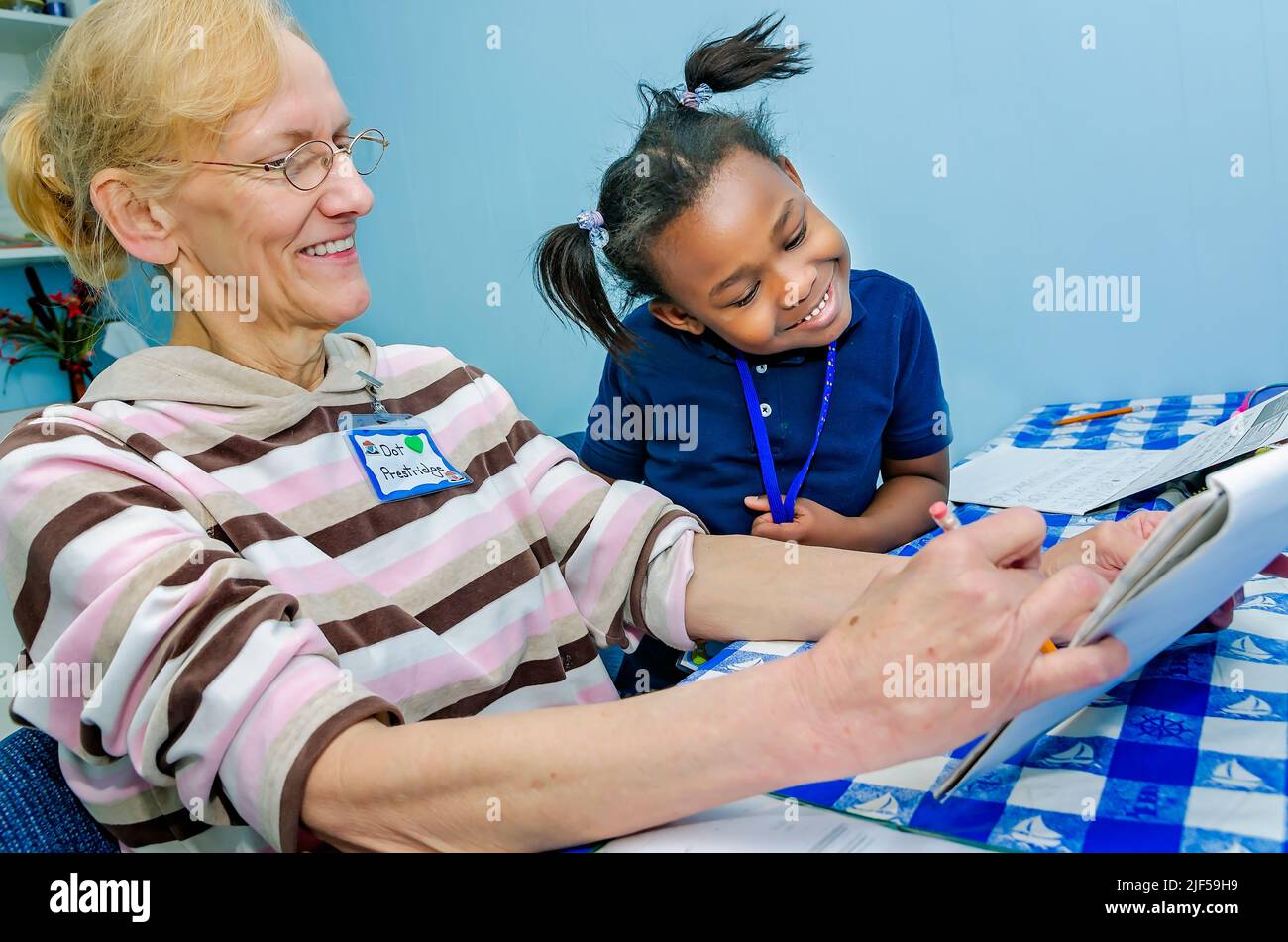 Ein ehrenamtlicher Tutor arbeitet mit einem Kindergartner in einem Nachschullaufwerk am 28. Februar 2013 in Columbus, Mississippi, an Sichtungsworten. Stockfoto