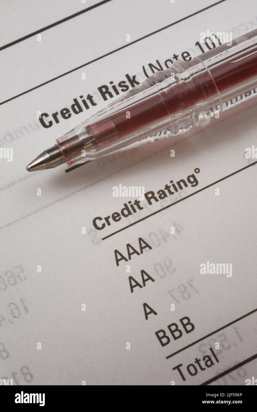 Roter Kugelschreiber oben auf dem Rating-Blatt für Finanzgutschriften. Stockfoto