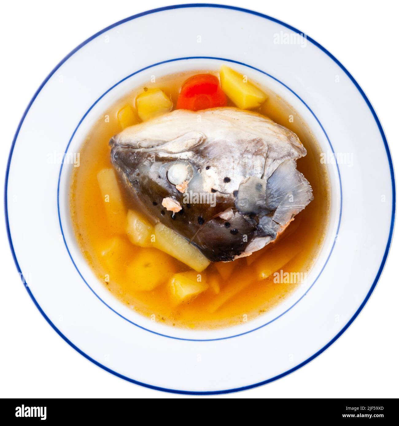 Fischbrühe mit Lachskopf und Gemüse serviert mit salzigen Crackern Stockfoto