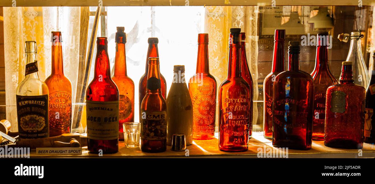Alte Bier- und Likörflaschen in der Old Miners' Union Hall und dem heutigen Museum, Bodie State Historical Park, Kalifornien, USA Stockfoto