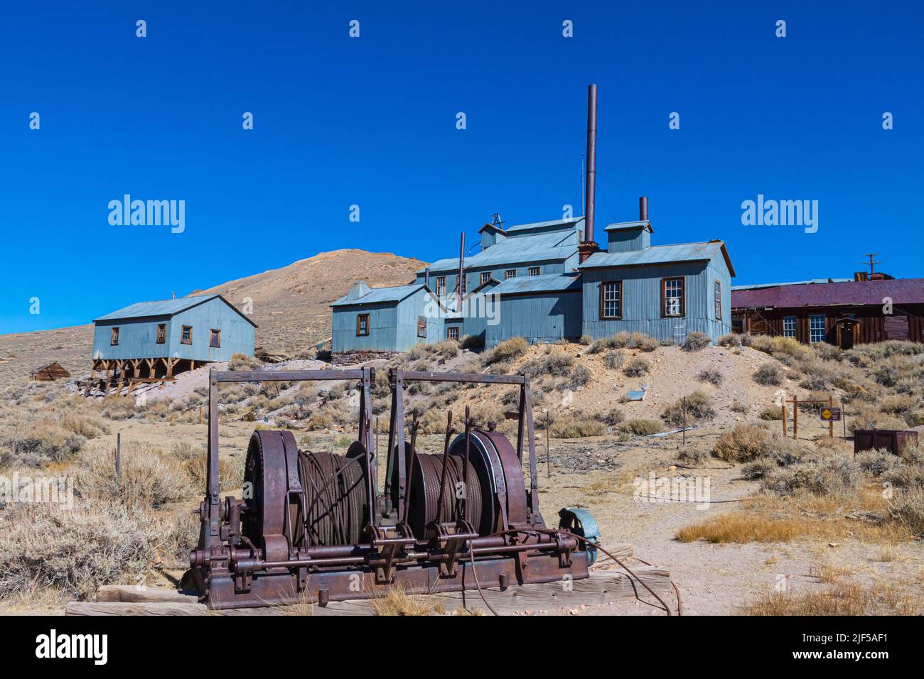Draw Works in Front of the Standard Stamp Mill, Bodie SHP, California, USA Stockfoto