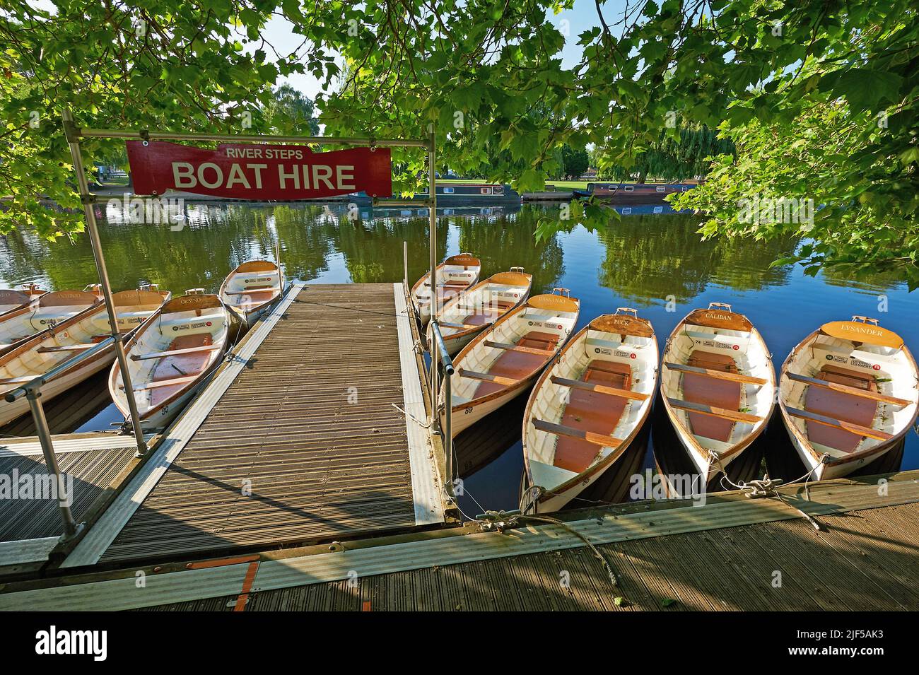Weiße Tagesmiete Boote liegen auf dem Fluss Avon in Stratford-upon-Avon. Stockfoto