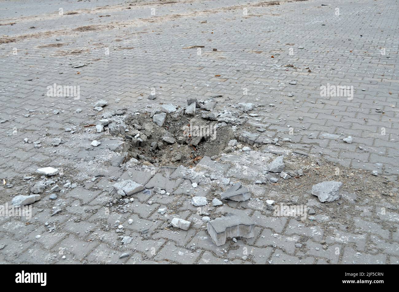 Myla, Region Kiew, Ukraine - 11. Apr 2022: Beschuss des Krater auf einem Parkplatz in der Nähe einer Tankstelle neben der Autobahn Zhytomyr in der Region Kiew. Stockfoto