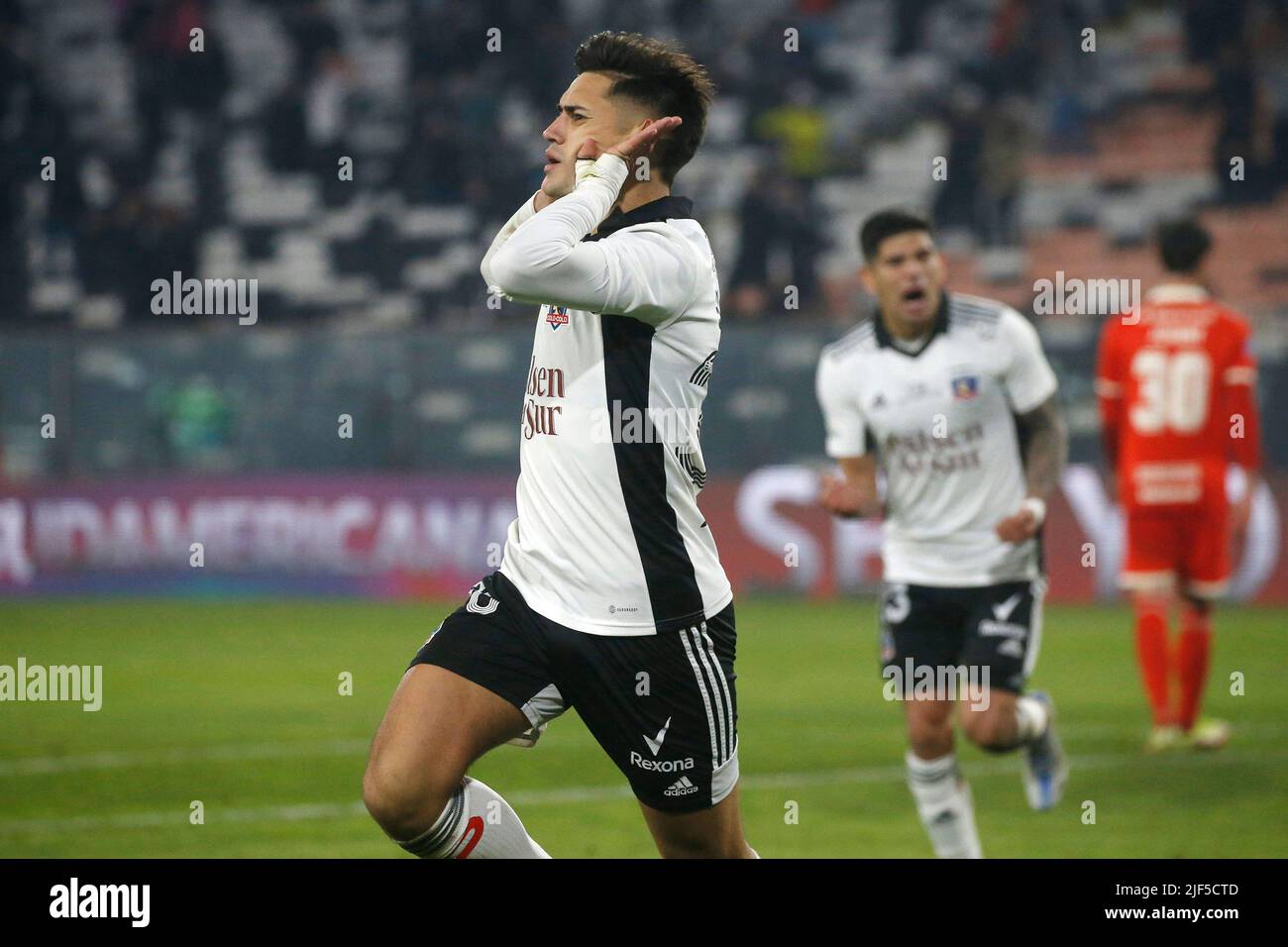 Pablo Solari do Colo-Colo (CHI), comemora o Seu gol durante a partida entre Colo-Colo e Internacional, pelas oitavas de Final da Copa Sulamericana 2022, no Est‡dio Monumental David Arellano nesta Tera-feira 28. Stockfoto