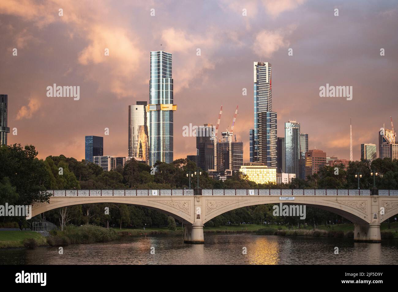 Melbourne Australien. Die Morell Bridge über dem Yarra River mit der Skyline von Melbourne im Hintergrund. Stockfoto