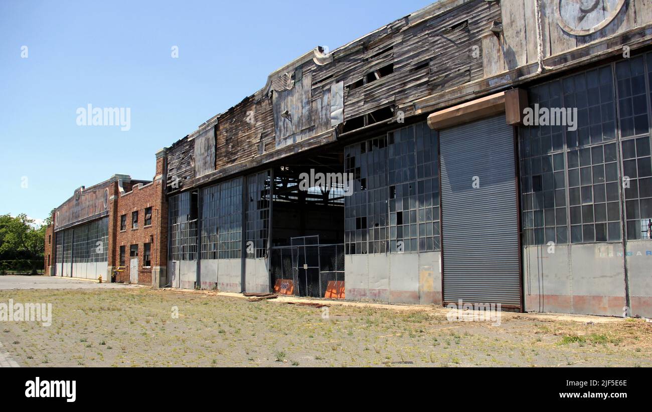 Floyd Bennett Field, schäbiges Äußeres mit Art déco-Elementen eines verlassenen Hangars, New York, NY, USA Stockfoto