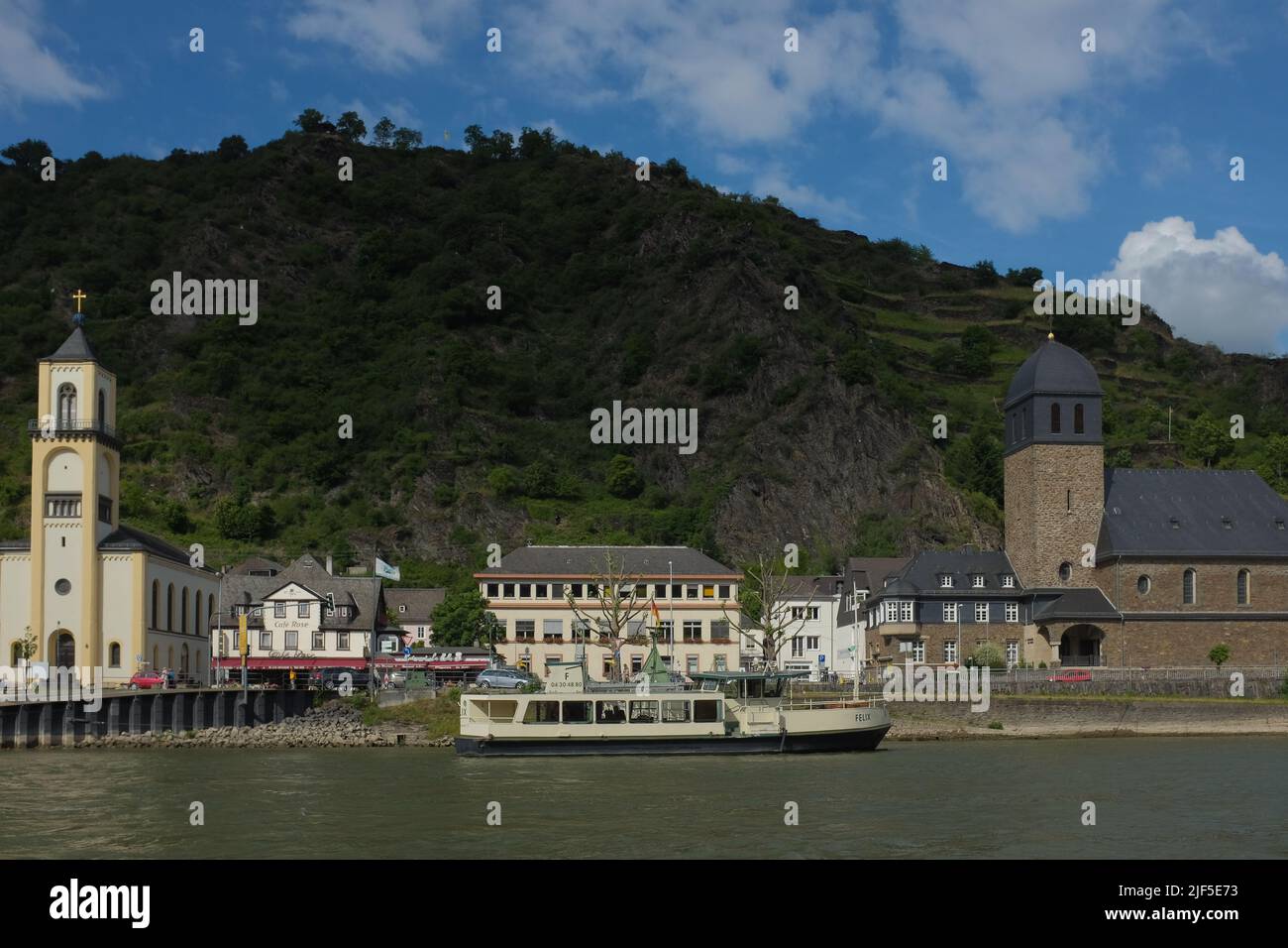 Die Fähre dockte in Sankt Goarshausen in Rheinland-Pfalz an. Vom Rhein aus hat man einen malerischen Blick auf die Stadtgebäude, Kirchen und einen Hügel. Stockfoto