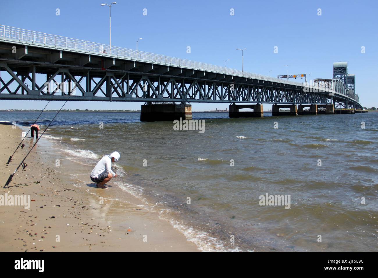 Marine Parkway Bridge, Fliegenfischen auf der Brooklyn-Seite des Rockaway Inlet, New York, NY, USA Stockfoto