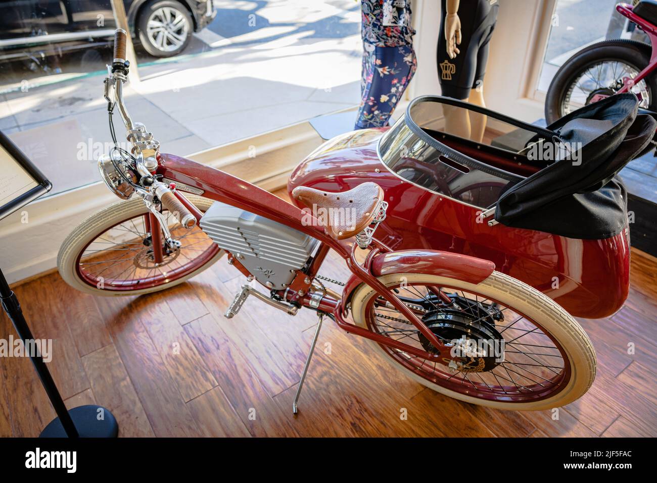 Vintage Elektro-eBike mit Seitenwagen zum Verkauf in einem Fahrradladen in Carmel CA Stockfoto