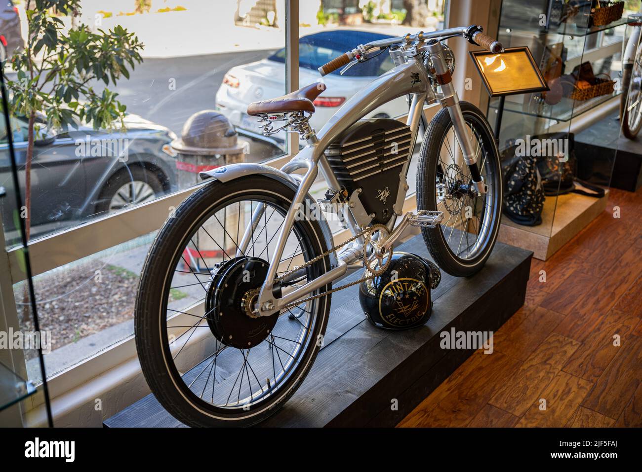 Ein Elektro-Vintage-E-Bike zum Verkauf in einem Fahrradladen Carmel CA Stockfoto