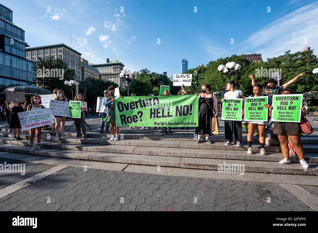 New York City, Usa. 29.. Juni 2022. Menschen mit einem Banner mit der Aufschrift „Roe umstürzen? Verdammt, nein!“ Und ein Schild mit der Aufschrift „Save Roe v. Wade“ bei einer Kundgebung und einem marsch für Abtreibungsrechte. (Foto: Michael Brochstein/Sipa USA) Quelle: SIPA USA/Alamy Live News Stockfoto