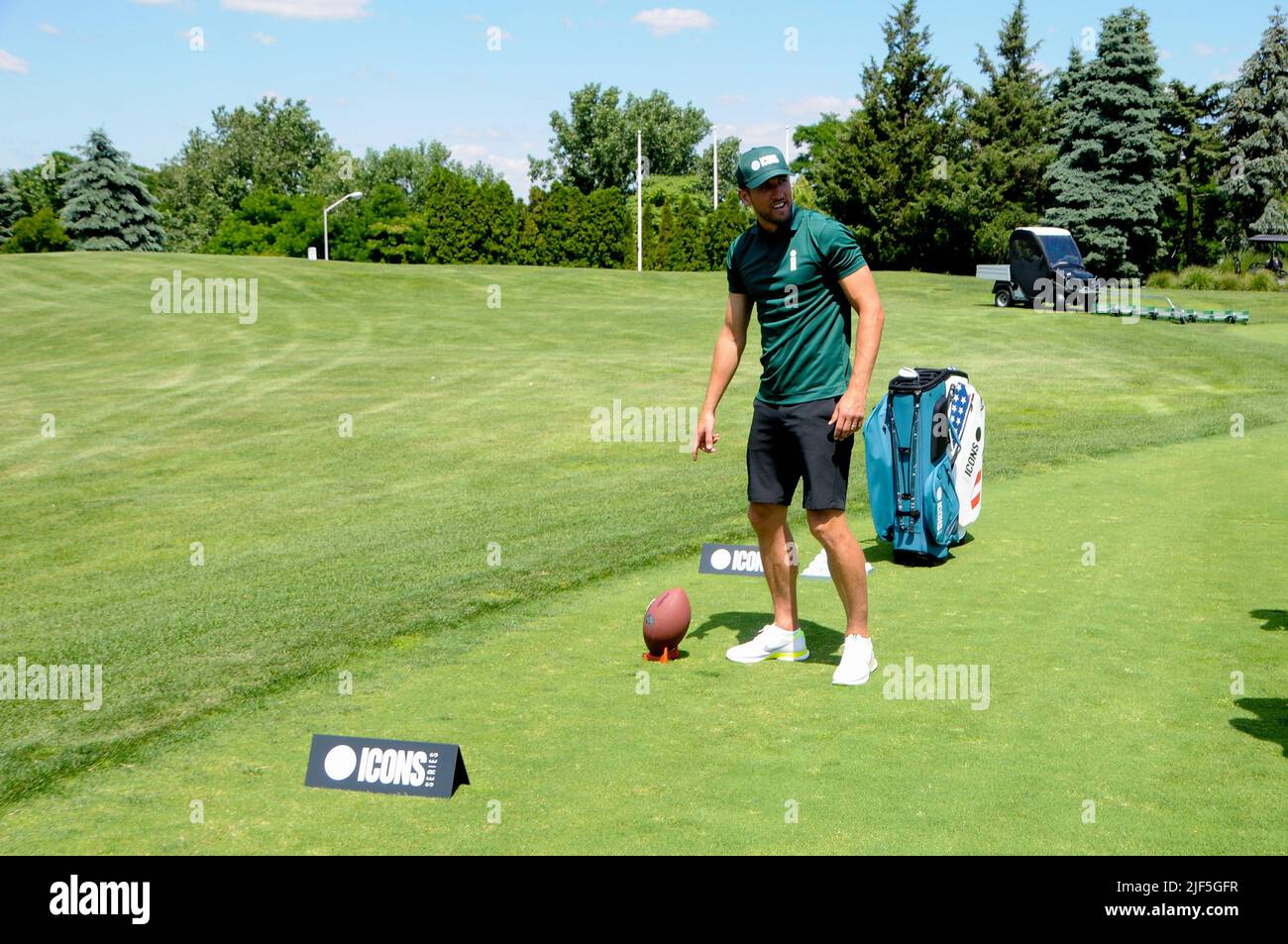 Jersey, Usa. 29.. Juni 2022. Fußballstar Harry Kane tritt bei einem freundlichen Ballspiel auf der Pressekonferenz der Icons Series Liberty National Golf Club, Jersey City, einen amerikanischen Fußball an. Kredit: SOPA Images Limited/Alamy Live Nachrichten Stockfoto