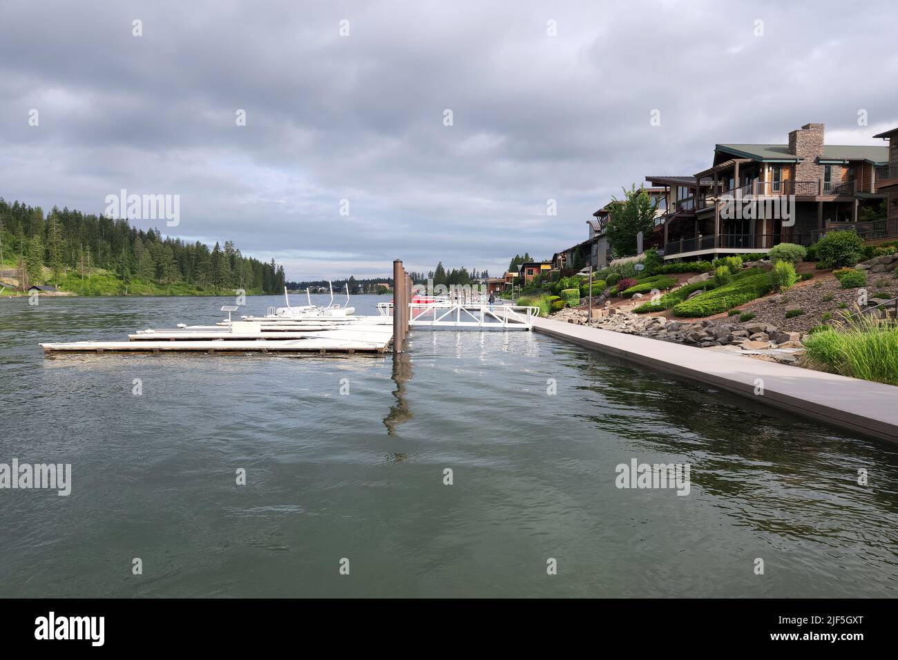 Coeur d'Alene, Idaho - 18. Juni 20922 - Spokane River und die umliegenden Wohngebiete im Stadtzentrum. Stockfoto