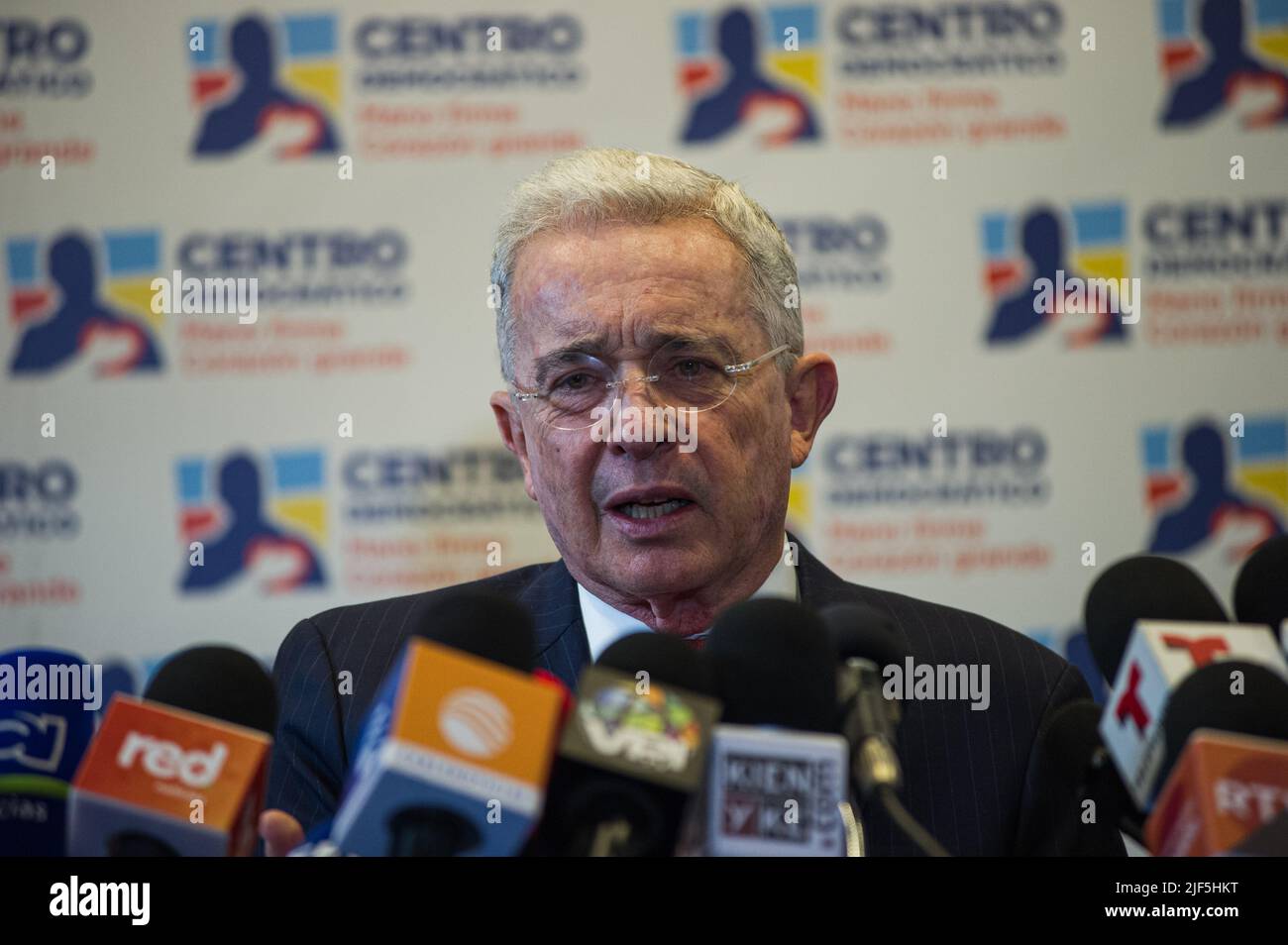 Der ehemalige kolumbianische Präsident Alvaro Uribe Velez (2002-2010) spricht während einer Pressekonferenz nach einem Treffen mit dem gewählten kolumbianischen Präsidenten Gustavo Petro am 29. Juni 2022 in Bogota, Kolumbien. Foto: Stringer/Long Visual Press Stockfoto