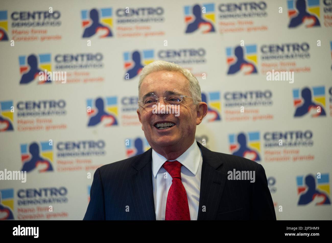 Der ehemalige kolumbianische Präsident Alvaro Uribe Velez (2002-2010) spricht während einer Pressekonferenz nach einem Treffen mit dem gewählten kolumbianischen Präsidenten Gustavo Petro am 29. Juni 2022 in Bogota, Kolumbien. Foto: Stringer/Long Visual Press Stockfoto